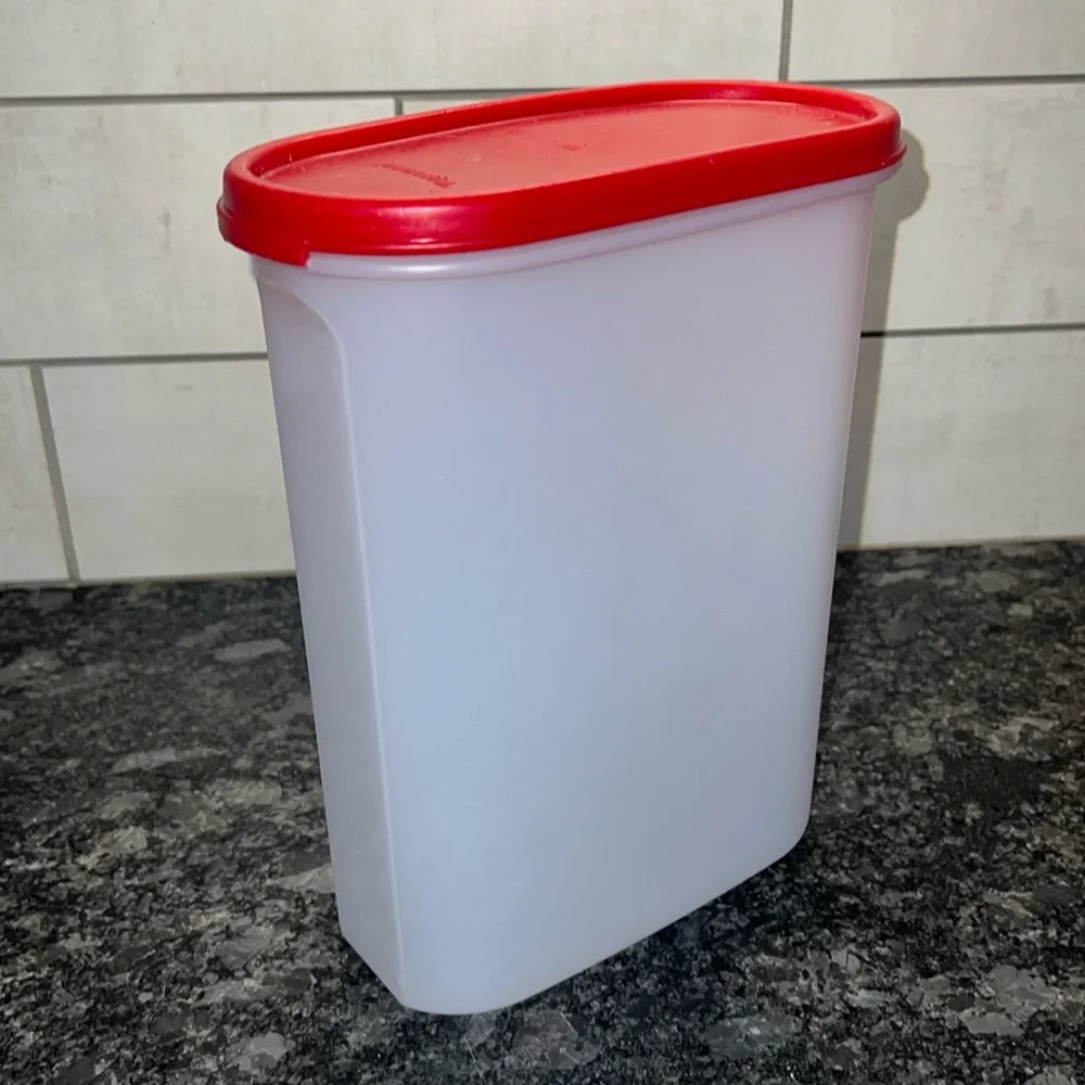 Red modu mate.  Size 4.  9 3/4 cup Stacking. Vintage Tupperware. Excellent shape